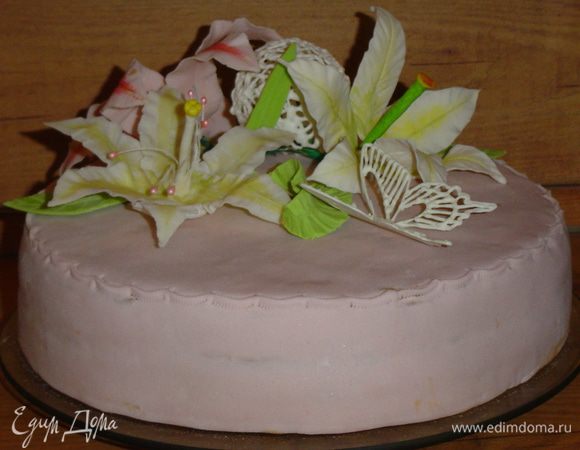 Я обтянула торт мастикой из маршмеллоу (собственного изготовления), шарами из айсинга и мастичными цветами.