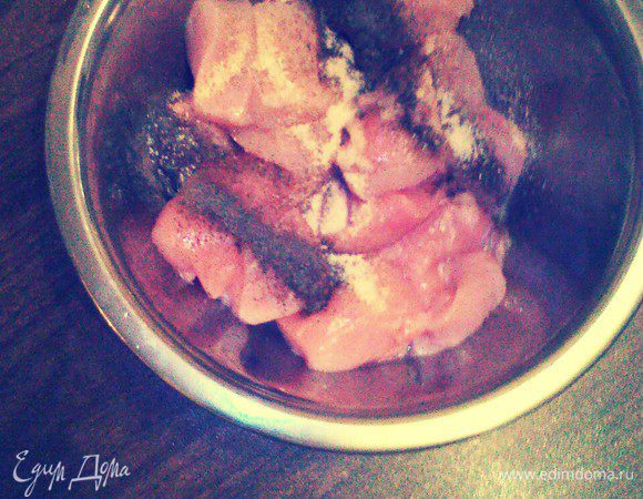 Куриное филе помыть, насухо вытереть бумажным полотенцем. Разрезать на небольшие кусочки. Приправить по вкусу гранулированным чесноком (1 ч.л.), солью (1 ч.л.) и перцем.