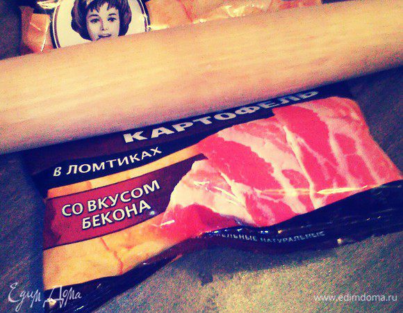 Картофельные чипсы сложить в полиэтиленовый пакет и раздавить их в мелкую крошку с помощью скалки. 