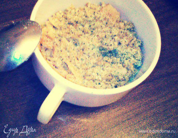 Переложить в пиалу. Смешать с панировочными сухарями, добавить сушеную петрушку, красный молотый перец, соль