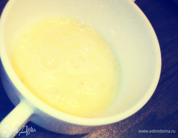 В чистую тарелку насыпать муку, в небольшой пиале взбить яйца.