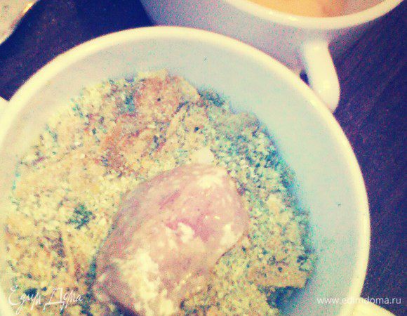 Кусочки курицы, обвалять в муке. Затем окунуть во взбитые яйца, запанировать в крошках чипсов и сухарях.