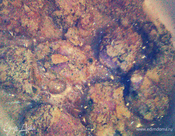 В сковороде нагреть растительное масло. Небольшими партиями обжарить куриные наггетсы с двух сторон до золотистого цвета.