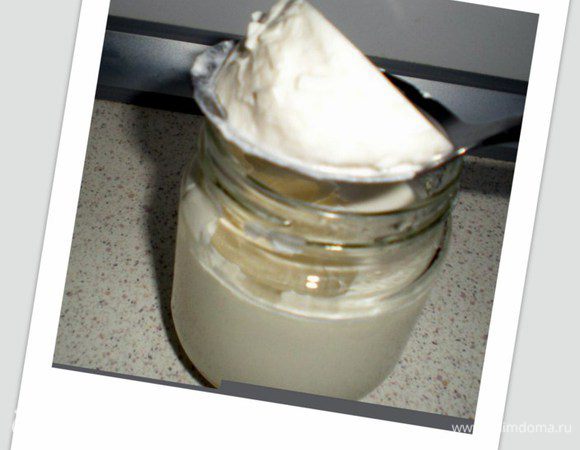 Если нет йогуртницы,тогда нужно поступить так: Залить сливки в ёмкость (банку), плотно закрыть крышкой. Плотно обернуть 3-4 слоями бумаги, тщательно укутать тканью и поставить в теплое место на 12-14 часов. Затем остудить и убрать в холодильник (так написано в инструкции к закваске, но сама я так не делала).