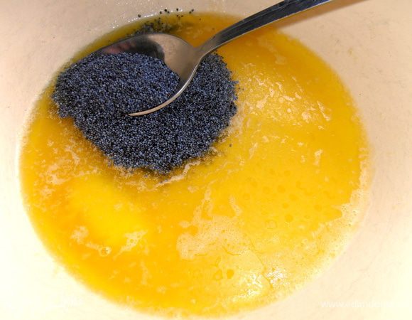 Растопить маргарин и добавить мак.