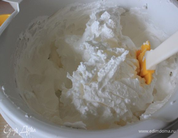 Воду с сахаром поставить на огонь и варить сироп.В разных источника нашла разную температуру сиропа 110 С и 114 С.
Варила до 112С. Когда сироп будет градусов 90, начала взбивать белки.
Белки взбились, влила сироп тонкой струйкой во взбивающиеся белки.