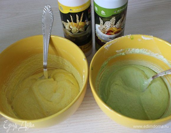 Разложила тесто в разные пиалы,добавила разные красители.