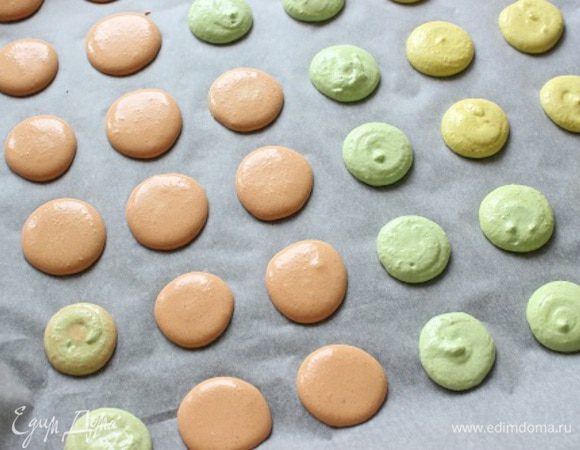 Отсадила на пергамент разноцветные лепешечки и оставила минут 40 на кухонном столе.