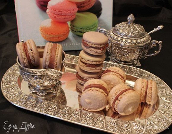 Сливки подогреть.
Шоколад с маслом растопить на паровой бане.
Смешать охладить.