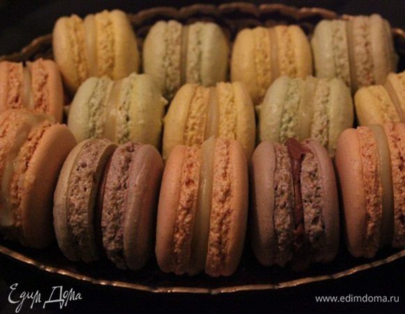 Получились фиолетовые, желтые,зеленые,персиковые и коричневые макаронс.
Можно добавить красителя чуть больше,чтобы пирожные были поярче.