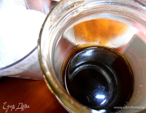 Он очень тягучий,как мёд,только темнее по цвету.