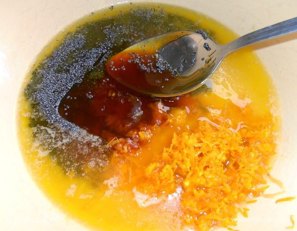 Добавила столовую ложку с горкой. Много не надо, он обладает интересным непривычным вкусом, но, когда привыкните, как я, можно есть его с чаем вместо мёда.