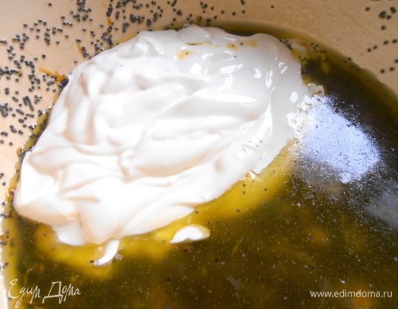 Добавляем сметану (у меня 20% жирности).