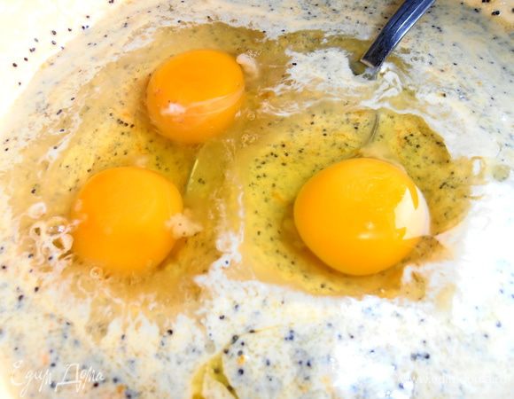 Вбиваем яйца.