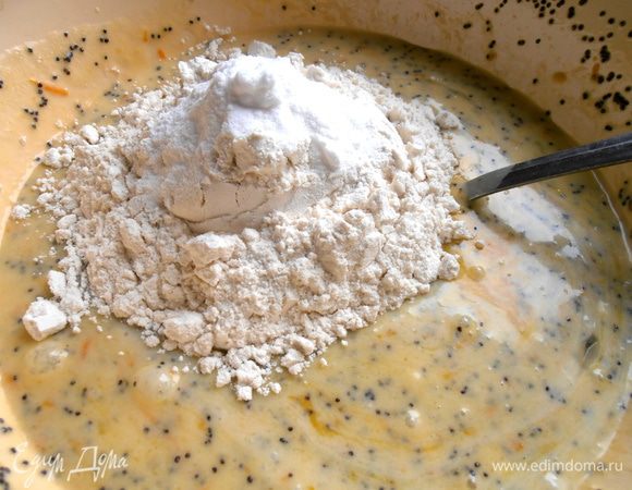 Добавляем муку по стакану,а в муку вмешиваем соду (или разрыхлитель).