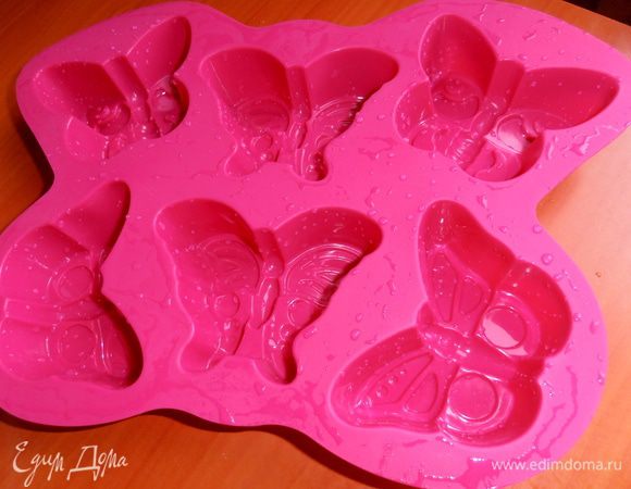 Новую форму промываем и не вытираем. Написано, что перед каждым применением сполоснуть холодной водой.