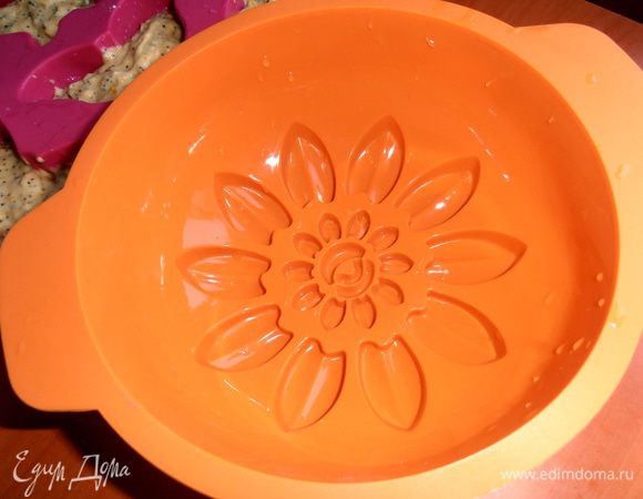 Оставшееся тесто я решила испечь одним кексом в другой подаренной форме.