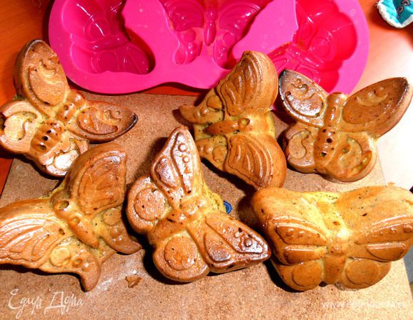 Бабочек вынимаем, вытряхиваем из формочек и ставим выпекаться кексик.