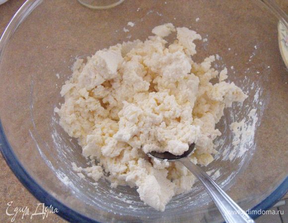 Творог протереть, если крупный... у меня была рикотта. В творог добавить разрыхлитель, соль....ванилин...