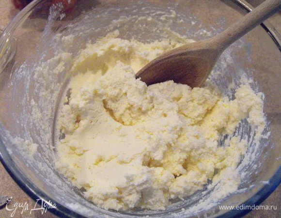в творог добавить мягкое масло(комнатной темп.)и взбить