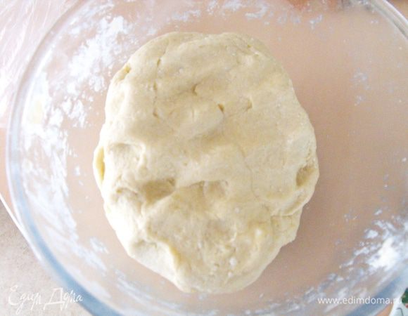Затем добавить просеянную муку..... замесить тесто... оно очень приятное ... .мягкое и не липкое... в работе одно удовольствие! Завернуть в пленку ....и на 30-40 минут в холодильник.