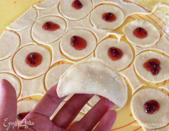 На это раз мы с дочками делали сладкие треугольнички(мамины фирменные), рогалики с вареньем. Пиццу детскую и сырные полумесяцы в сезаме...