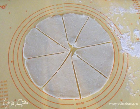 это подготовка для рогаликов....так же внутри немного варенья ....