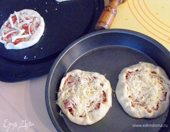 а вот и пицца....в диаметре маленькая  - 12 см...все как всегда ,любая начинка на ваш вкус... у меня сырная и с колбаской...В Италии я ела такую маленькую на слоеном тесте(подают как апператив) но поверьте эта (творожная) ....просто великолепна....