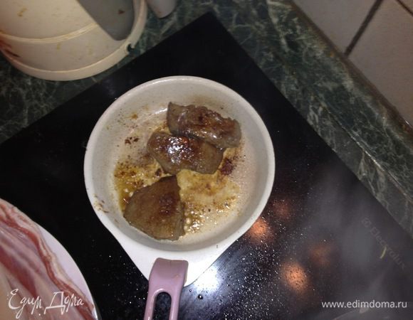 Печень посолить, поперчить и на сильном огне обжарить до полуготовности