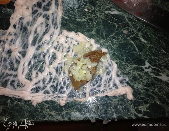 Печень снять со сковороды, обсыпать луком и завернуть в пленочный жир.