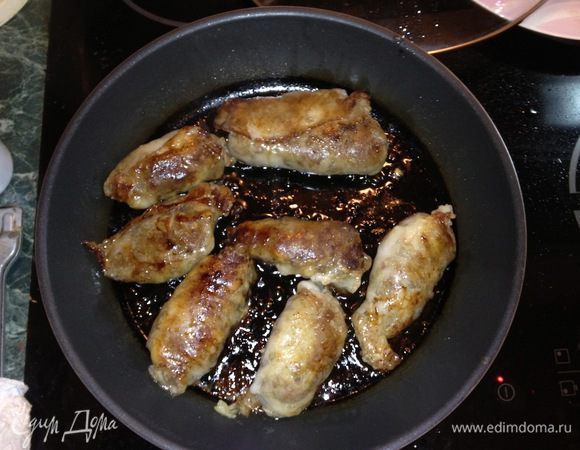 Жарить завернутую печень до готовности на среднем огне примерно 15 минут. Я люблю печень с мелкой кровинкой, если Вам это не по вкусу, то чуть более 15 минут. 
