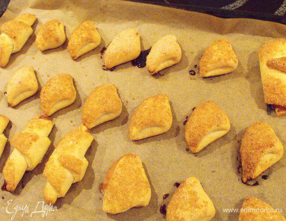 я использовала коричневый сахар для присыпки....мне кажется ,что белый лучше...более нежное визуально получаются .....печенье.