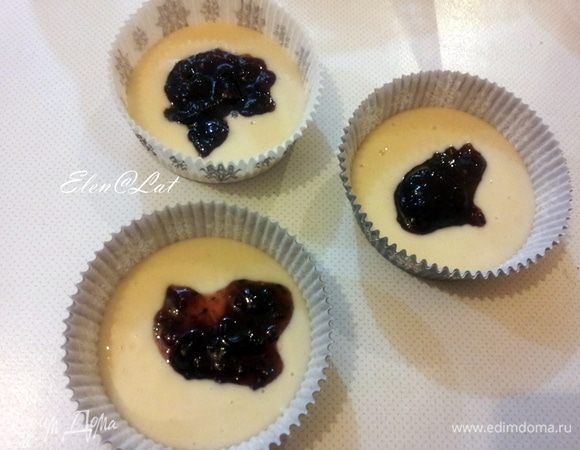 Взбить яйцо с сахаром, добавить молоко и масло.
Затем  добавить все сухие ингредиенты: муку, корицу, разрыхлитель. Все хорошо перемешать., взбить на средней скорости.
Теперь формируем маффины. Для этого в бумажные формочки выкладываем по одной 
столовой ложке теста. Сверху по одной чайной ложке варенья
