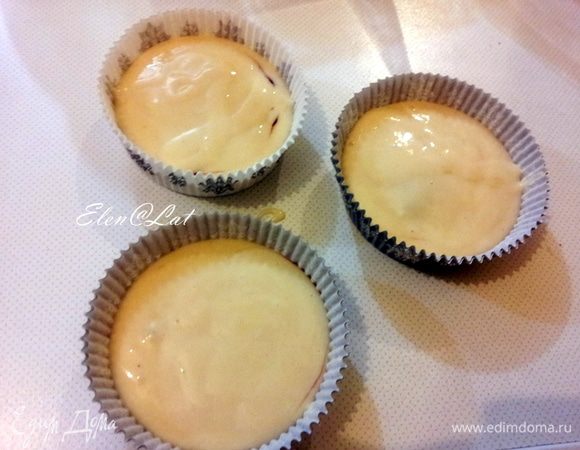  и прикрываем начинку тестом, оно должно полностью покрывать варенье. Формочки должны быть заполнены тестом на 2/3.