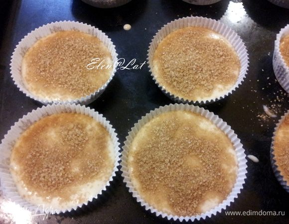 Теперь смешаем в мисочке 1 ч.л корицы и 40 гр сахара. Щедро этой смесью присыпим наши маффины.
Выпекаем в заранее разогретой до180С духовке примерно 20-25 минут. 
 Даем остыть и наслаждаемся ароматом и вкусом.






                                                                          Приятного аппетита!!!!!!!!!!