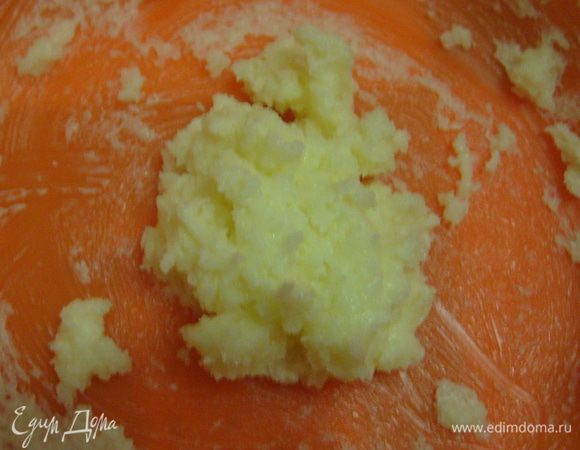 Взбить масло с сахаром.