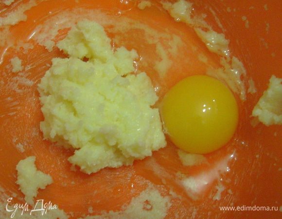 Добавить по одному яичные желтки, продолжая взбивать.