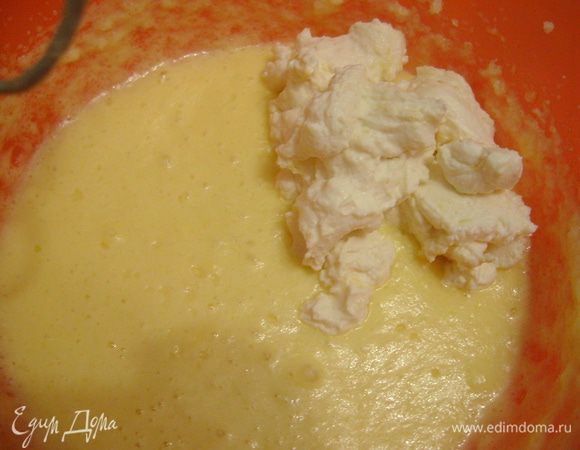 Добавить к смеси рикотту и мякоть апельсина, предварительно почистить апельсин от пленочных мембран. Добавить просеянную муку, щепотку соли и разрыхлитель.