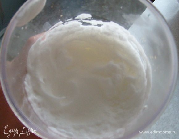 Взбить белки до устойчивых пиков.