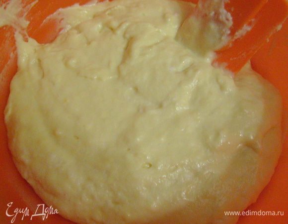 Аккуратно ввести белки в смесь и быстро, но тщательно перемешать смесь.