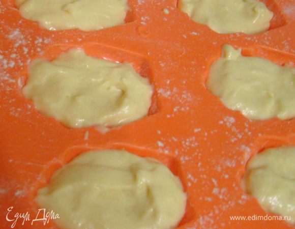 Выложить в смазанную форму тесто и выпекать в разогретой до 180 градусов духовке 15 мин. (все зависит от духовки, но печенье должно оставаться светлым, тогда оно будет нежным и пышным внутри. Готовность можно проверить деревянной шпажкой)