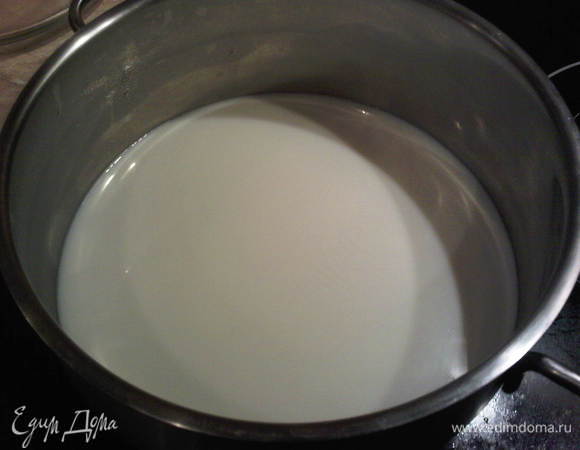 Литр молока выливаем в кастрюлю и доводим до кипения, но не кипятим. Если у вас есть кулинарный термометр, то доведите до температуры 80С. Так как у меня термометра нет, то я спешу снять с огня при появлении первых мелких пузырьков. Если в процессе нагревания образуется пленочка/пенка, ее лучше снять. Возможно придется это сделать не один раз.