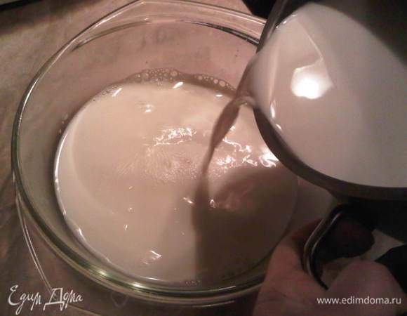 Сразу переливаем в стеклянную посуду. Именно в стеклянную! Возможно подойдет керамика, но я не пробовала сама. Важно, чтобы это была посуда, которую можно потом герметично накрыть.