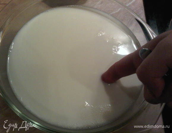 Охлаждаем молоко до 38С-45С или до тех пор когда палец терпит. Но не менее чем 38С, иначе процесс закваски будет проходить плохо и у вас получится скорее питьевой йогрут, чем густой.