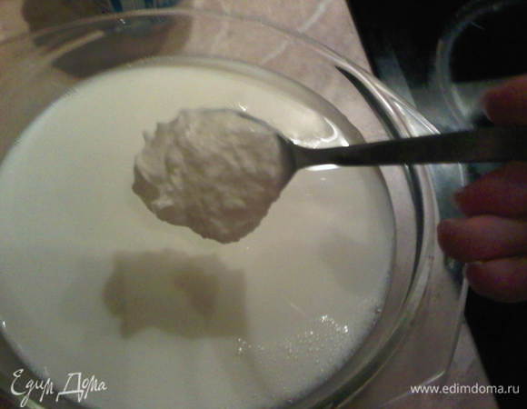 Добавляем столовую ложку йогурта в качестве закваски...