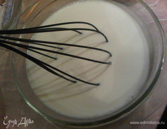 ...и хорошенько перемешиваем, чтобы закваска равномерно распределилась в молоке.