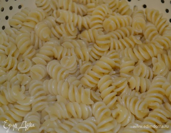 Отварить пасту (макароны) в подсоленной воде согласно указанному на упаковке времени, сократив его на 5 мин. Слить пасту и отставить в сторону.