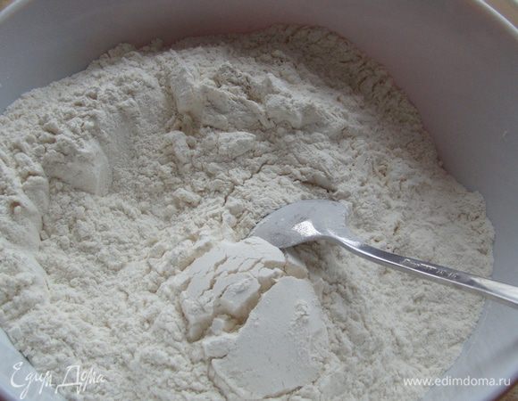 Просеять муку в миску, добавить дрожжи, соль, сахар, все перемешать