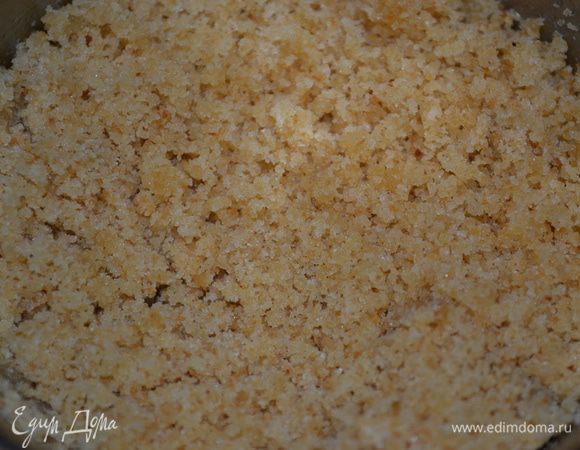 Пока готовится паста, смешать панировочные сухари с 1 ст.л. растопленного сливочного масла. Получится такая хлебная крошка, напоминающая по консистенции мокрый песок. Отложить в сторону.