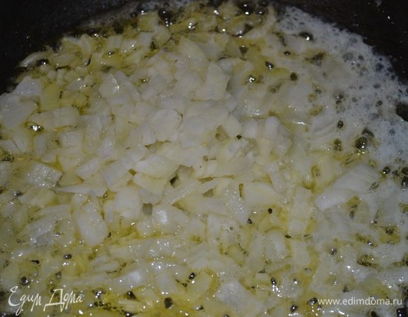 Приступаем к приготовлению белого соуса. В принципе, это один из основных элементов нашего блюда, которому мы должны уделить должное внимание. Итак, для соуса, в сковороде с толстым дном обжариваем мелко нарезанные сельдерей и лук в 3-х ложках сливочного масла (на этот раз у меня не оказалось сельдерея(((, т.ч. у меня без него), до прозрачности лука.